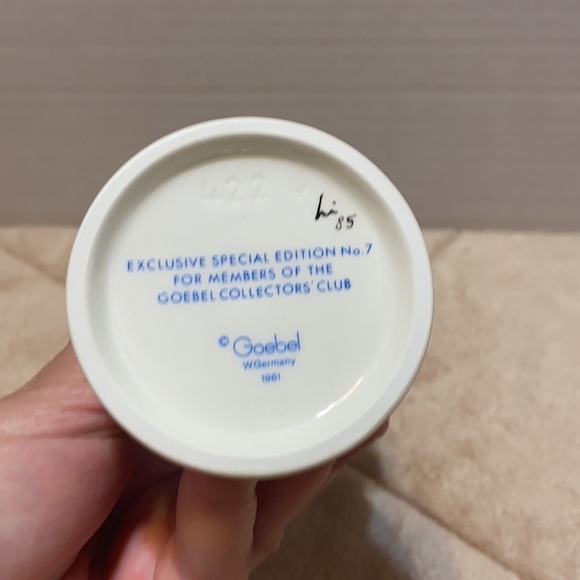 Goebel Hummel Collectors Club “What Now? ” #422 Figurine - Picture 7 of 8